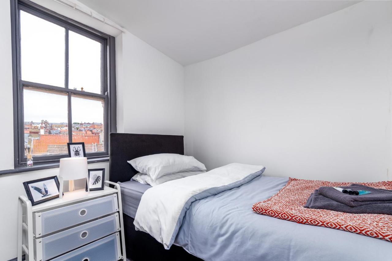 Ga L Whitby Central Экстерьер фото